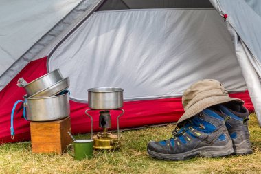 Bir kamp üzerinde pişirme ekipmanları