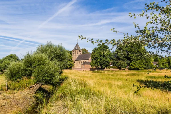 Paysage hollandais avec une ancienne église romaine — Photo