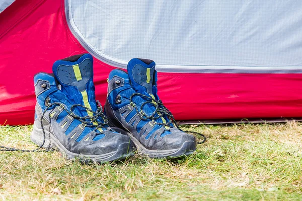 Buty trekkingowe obok namiotu — Zdjęcie stockowe