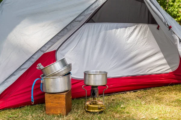 Bir kamp üzerinde pişirme ekipmanları