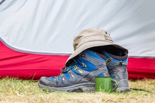 Buty trekkingowe obok namiotu — Zdjęcie stockowe