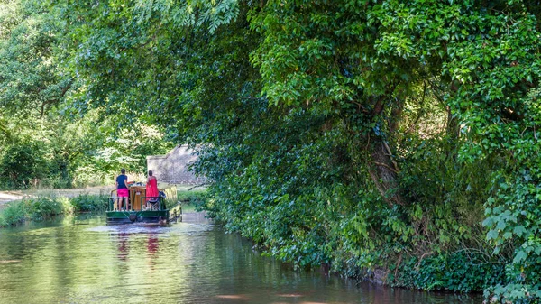 運河とウェールズ、イギリスの Talybont に Usk の橋 — ストック写真