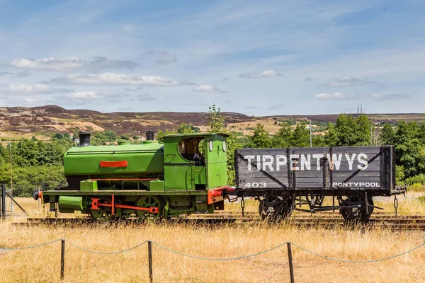 Stor grop industriområde i Wales, Storbritannien — Stockfoto