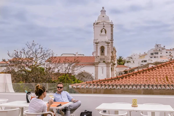 Lagos Portugal Avril 2017 Jeune Couple Assis Sur Toit Terrasse — Photo