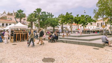 Albufeira, Portekiz - 21 Nisan 2017: Street Albufeira oteli göster 