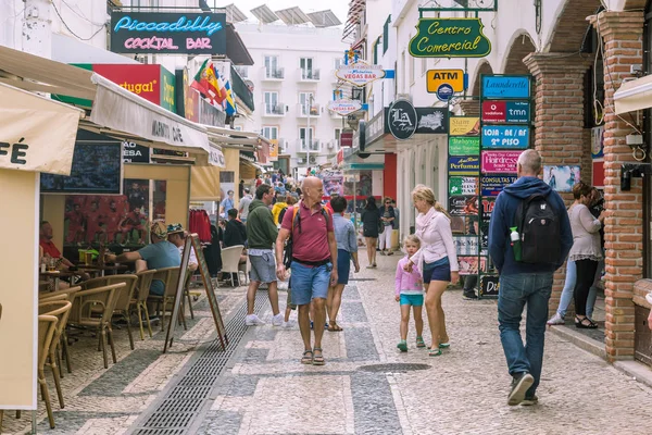 Albufeira, portugal - 21. april 2017: street view albufeira in — Stockfoto