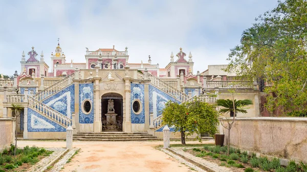 Estoi, Portugal - 24 de abril de 2017: Palacio y jardín de Estoi Estoi — Foto de Stock