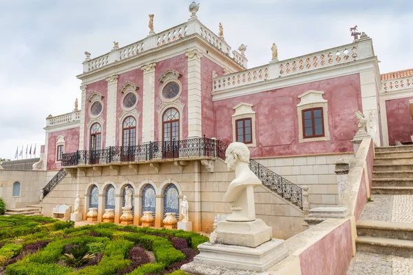 Estoi, Portugal - 24 de abril de 2017: Estoi Palace e jardim Estoi Fotografias De Stock Royalty-Free