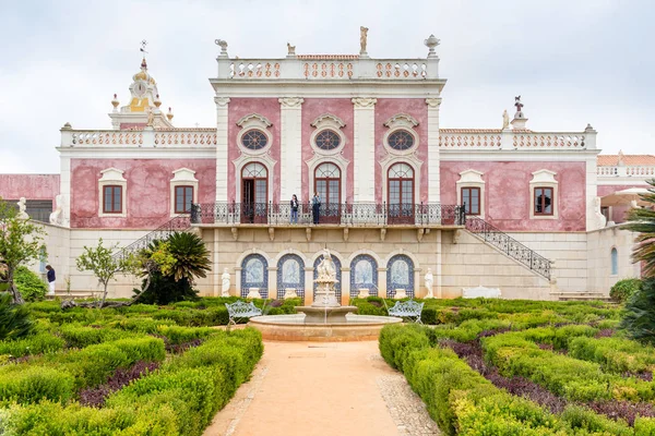 Estoi, Portugalsko - 24 duben 2017: Estoi Palace a zahradní Estoi Stock Obrázky