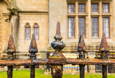 Dikenli paslı korkuluk