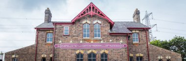 Gar binası Anglesey Adası Wales, İngiltere'de ' Avrupa'nın en uzun adı olan şehrin adı işareti. Adı Llanfair Pg veya Llanfairpwll olarak kısaltılır..