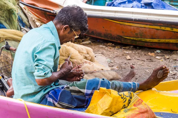 Negombo Sri Lanka Lipca 2017 Człowiek Naprawy Jego Żyłka Negombo — Zdjęcie stockowe