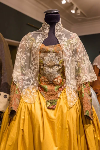 Trajes típicos de mujer del folklore estonio en Tallin — Foto de Stock