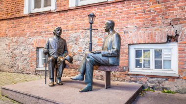 Oscar Wilde ve Eduard Vilde heykel