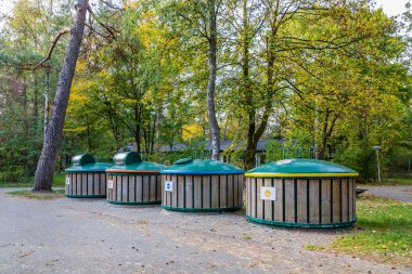 Atık yeniden kullanmak üzere ayırmak için depo gözleri geri dönüşüm