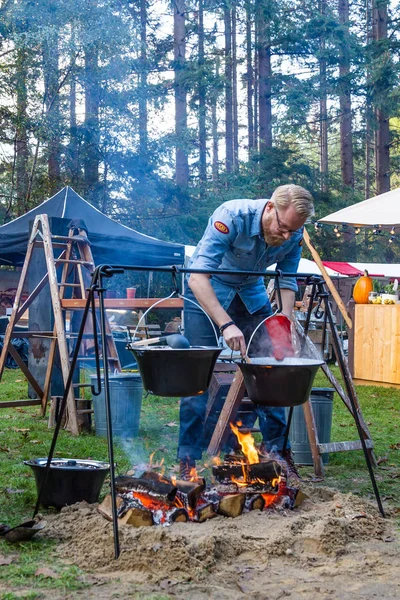 Człowiek, gotowanie na ogniu — Zdjęcie stockowe