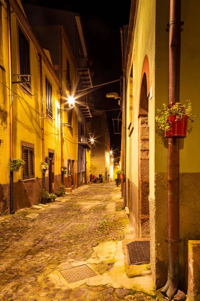 Bosa, eiland van Sardinië, Italië op nght — Stockfoto