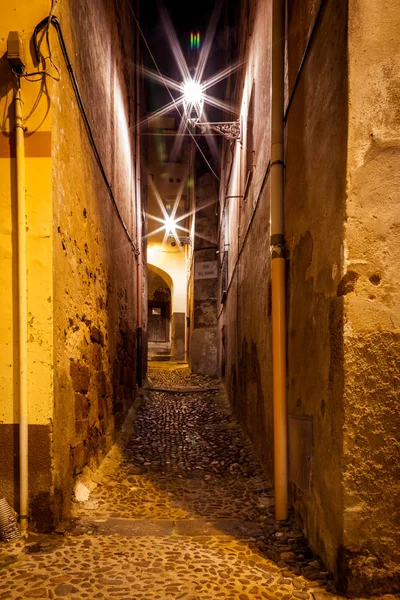 Bosa, eiland van Sardinië, Italië op nght — Stockfoto