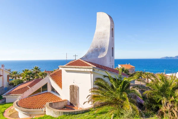 Белая церковь в Порту-Алабе — стоковое фото