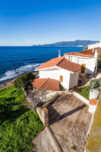 Casa vacanza bianca sulla spiaggia in Porto Alaba, Sardegna, Italia — Foto Stock