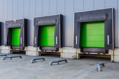 Dağıtım merkezinde yeşil yükleme rampası kapıları