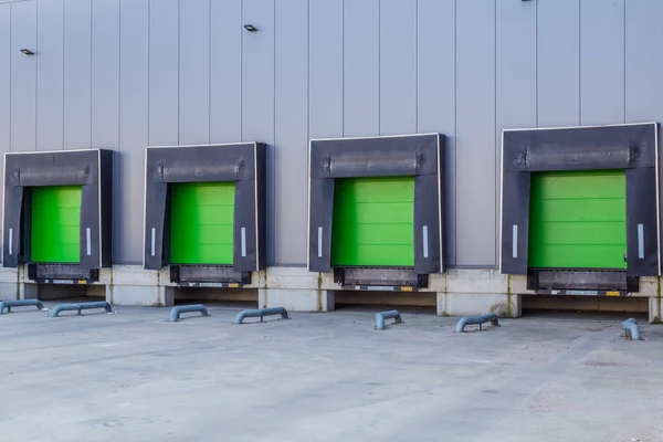 Zöld rakodórámpa ajtók az elosztóközpontban — Stock Fotó
