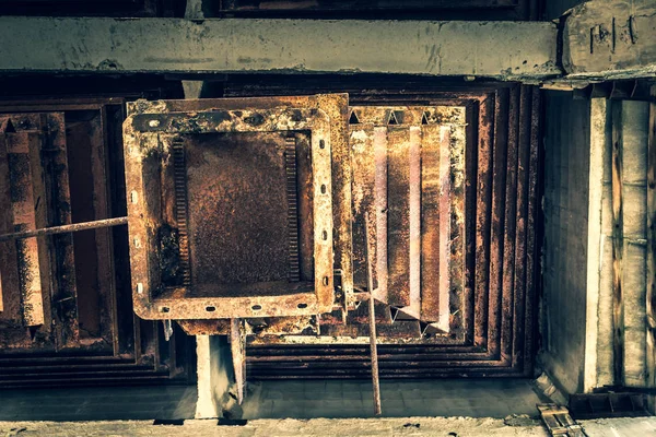 Silo de alimentación oxidada de una fábrica en Bielorrusia Zona de exclusión de Chernóbil —  Fotos de Stock