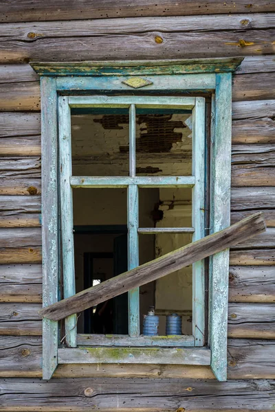 Stará okna s rozbitým sklem — Stock fotografie