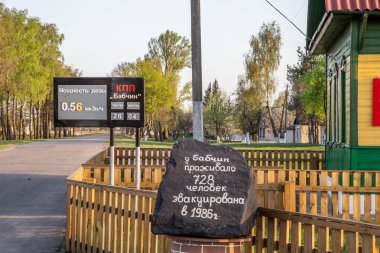 Radyo acitvity leve işareti ve anıt Çernobil giriş