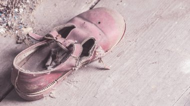 Tozla kaplı bir çocuğun ayakkabısı