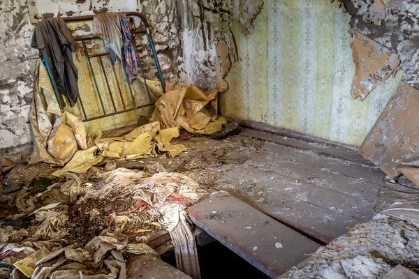 Interior de uma casa abandonada — Fotografia de Stock