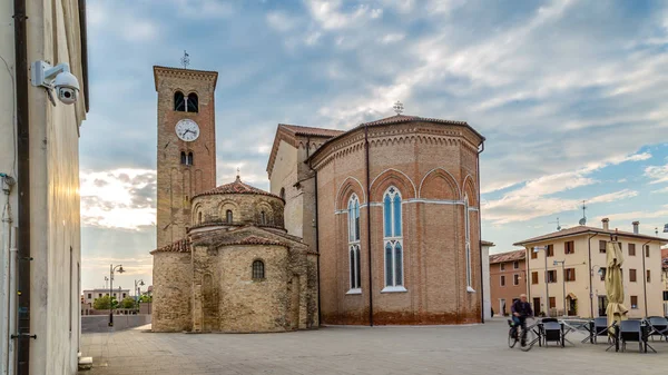Antik kyrka i Concordia Sagittaria i Veneto, Italien — Stockfoto