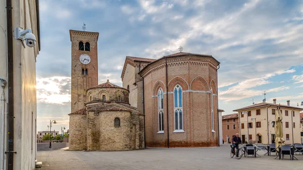 Стародавня церква в місті Конкордія Сатарамія, Італія — стокове фото