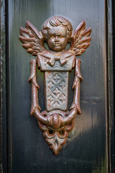 Eski paslı kapı tokmağı — Stok fotoğraf
