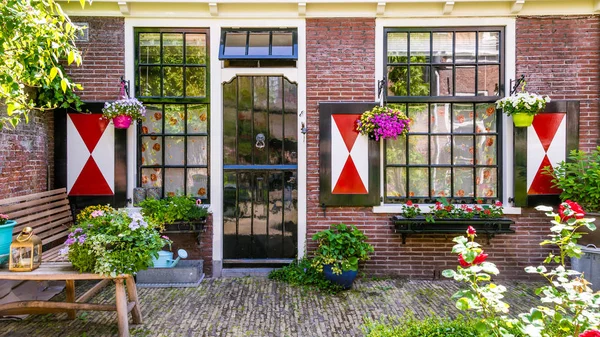 Kleurrijk Almshouse in Haarlem in Nederland — Stockfoto