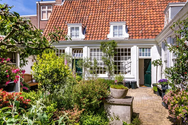 Witte Almshouse in Haarlem, Nederland — Stockfoto