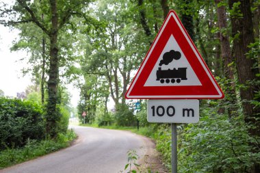 Önümüzde engeller ve kapılar olmadan yol tabelası geçişi