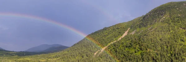 Ουράνιο τόξο και κάτοικοι της Νορβηγίας — Φωτογραφία Αρχείου