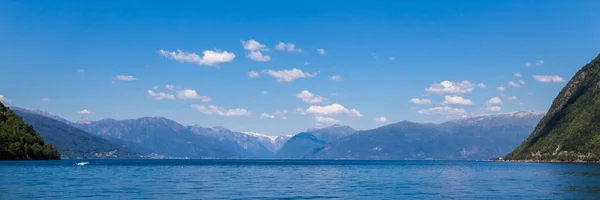 Paisaje noruego con fiordo — Foto de Stock