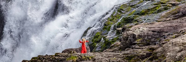 Huldra dança em frente à cachoeira Kjosfossen na Noruega — Fotografia de Stock