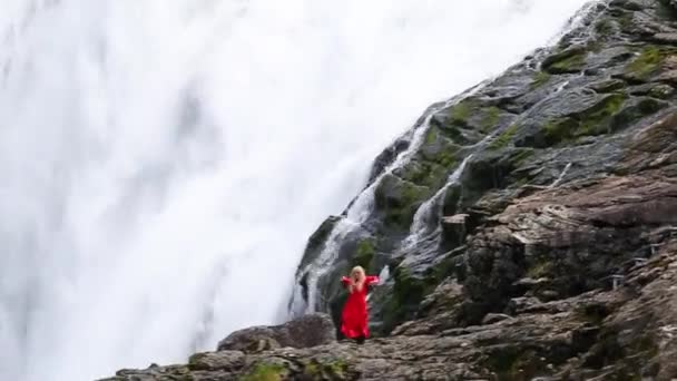 Huldra táncot előtt a Kjosfossen vízesés Norvégiában — Stock videók