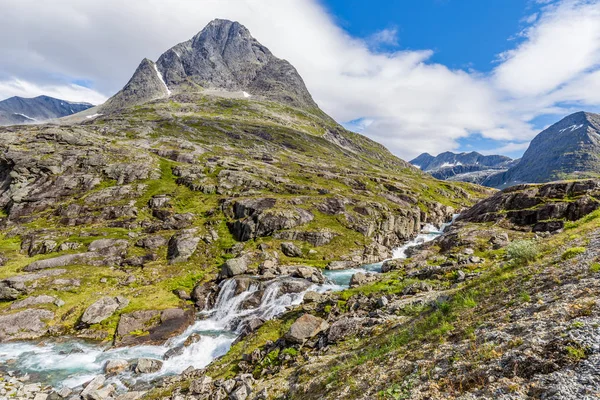 Typická norská krajina s řekou a peřejemi — Stock fotografie