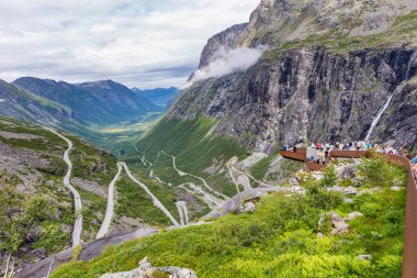 Norveç'te Trollstigen merkezi ve gözcü