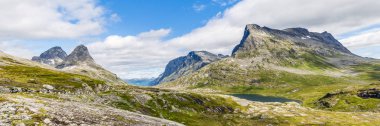 Dağlarile tipik Norveç manzara