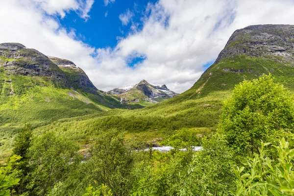 Typická norská krajina s horami — Stock fotografie