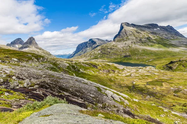 Typiskt norskt landskap med fjäll — Stockfoto