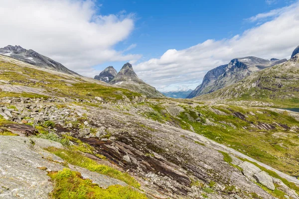 Typická norská krajina s horami — Stock fotografie