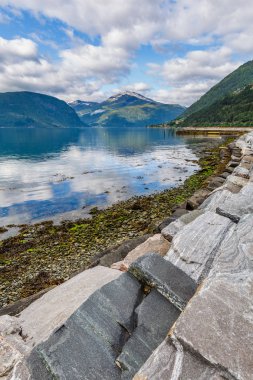 Valldal Norveç Norddalsfjorden görünümü