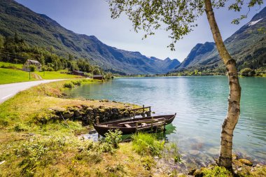 Vadi Oldedalen Norveç'te Oldevatnet Gölü