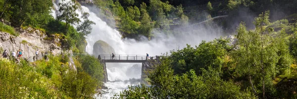 Norveç'te Briksdal şelale — Stok fotoğraf